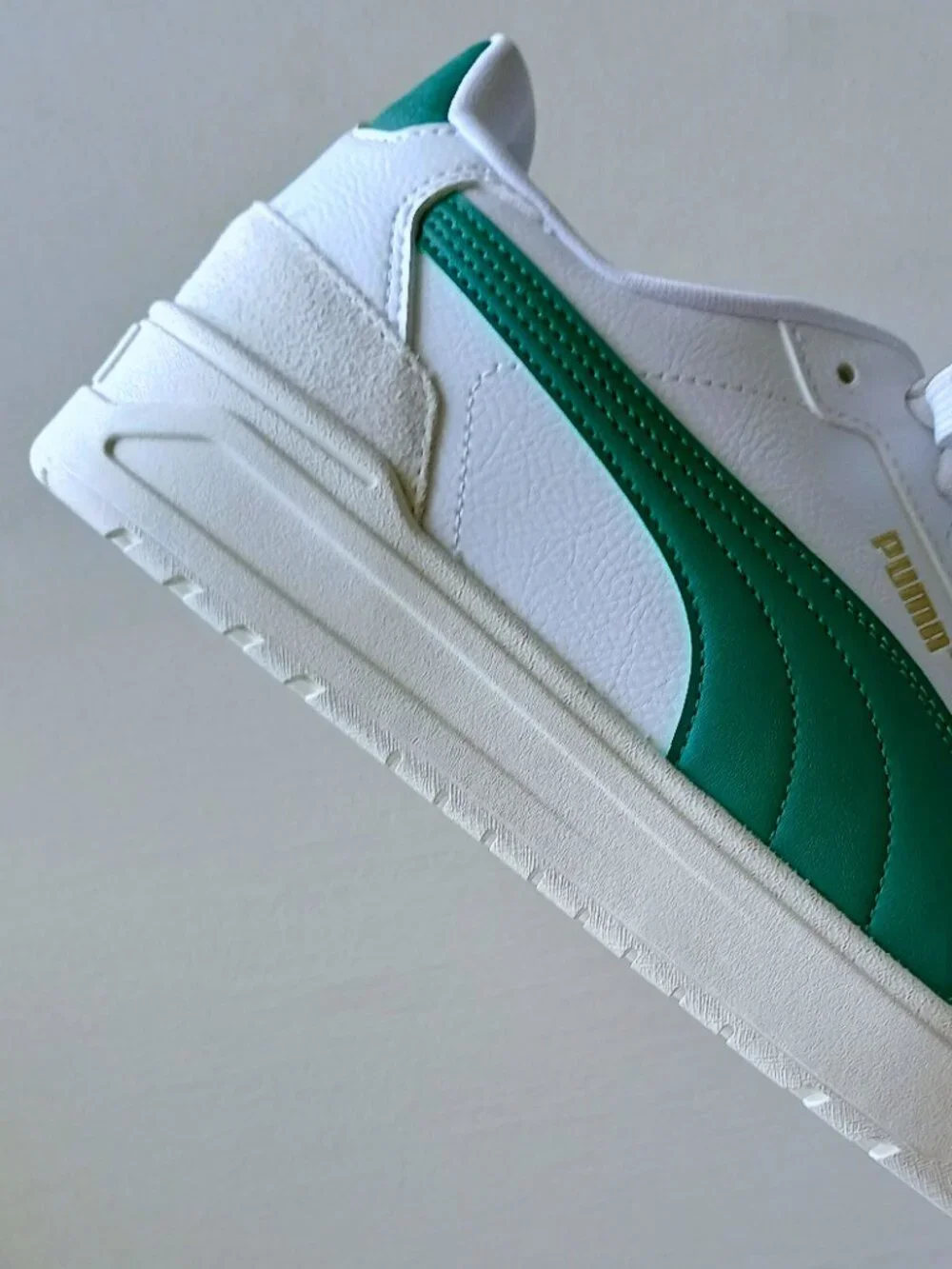 Puma Men's Shuffle Downtown Leather Sneaker in White / Emerald / Ice / Puma Gold